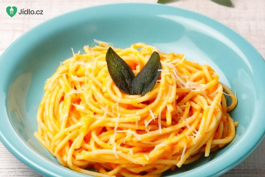 Špagety s dýňovou omáčkou a česnekem