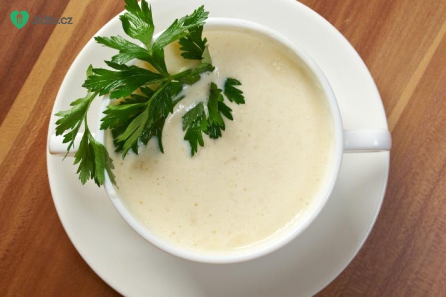 Květáková polévka s pórkem a s kořením Dukkah