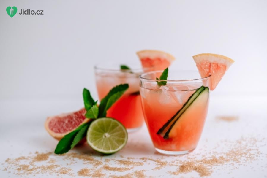 Letní nápoj z melounů a vína
