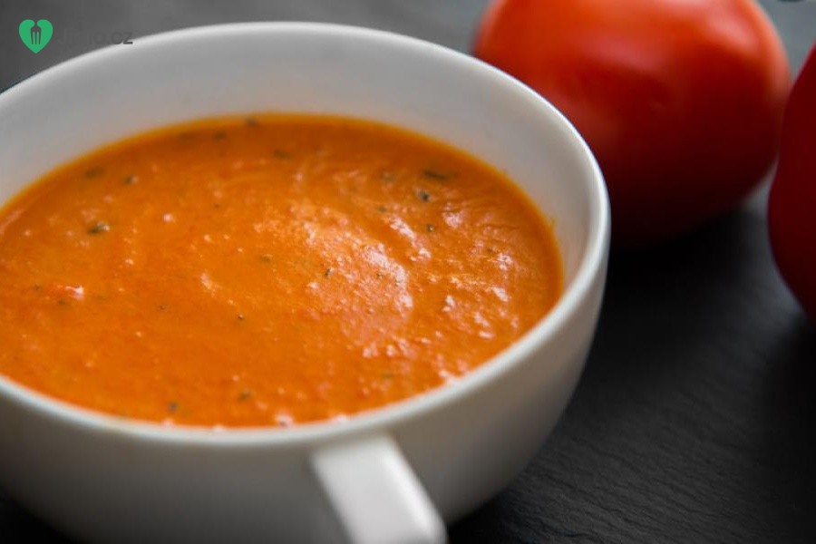 Rajčatová polévka s červenými paprikami
