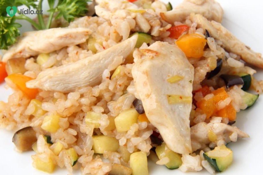 Salát s rýží a s marinovanými kuřecími kousky