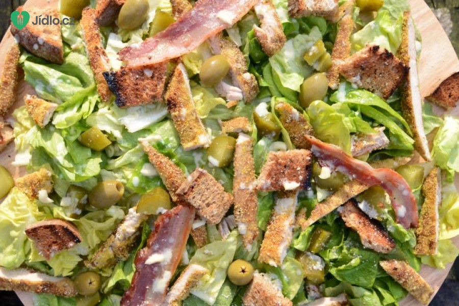 Zelený salát s olivami a slaninou