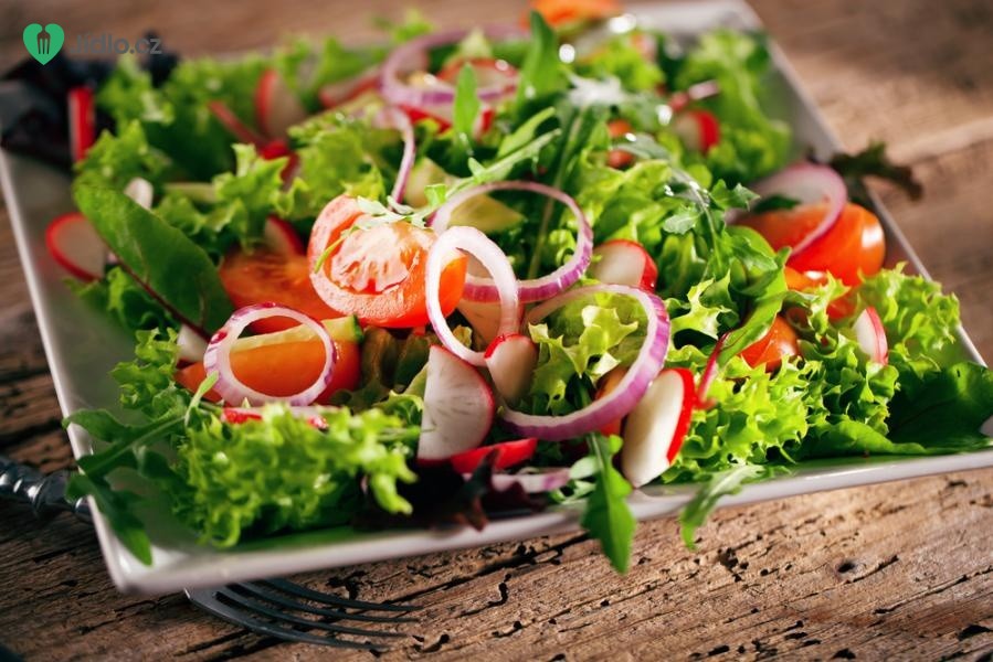 Zeleninový salát s cibulovými kroužky