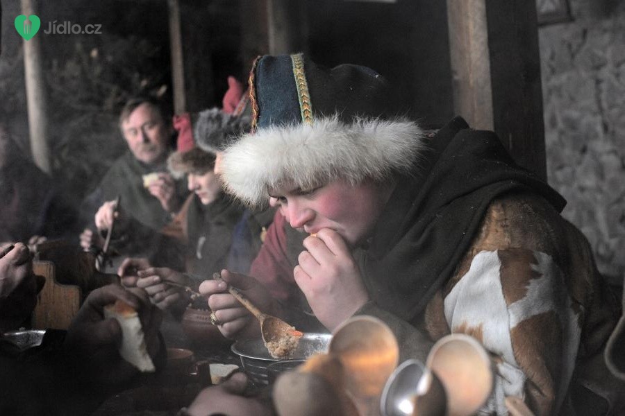Kuchyně ve středověku – co všechno se jedlo a pilo ve 14. století