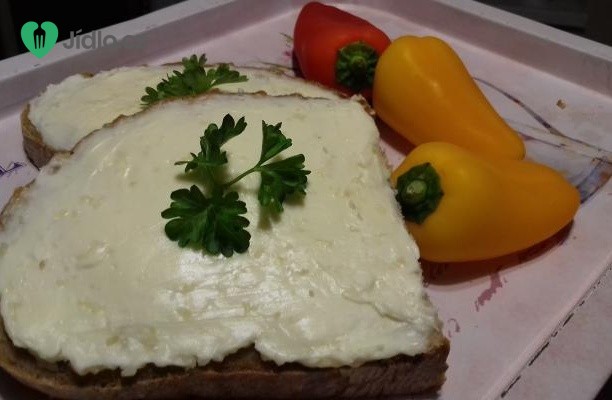 Česneková pomazánka s čerstvým chlebem a zeleninou recept