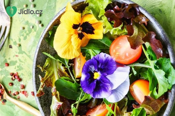 Jarní salát s jedlými květy recept