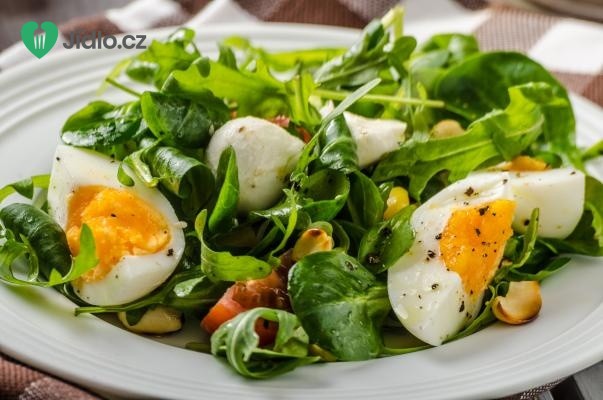 Jarní salát s vejci a zelenými lístky recept