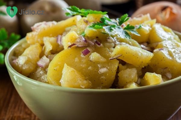 Jednoduchý bramborový salát s cibulí recept