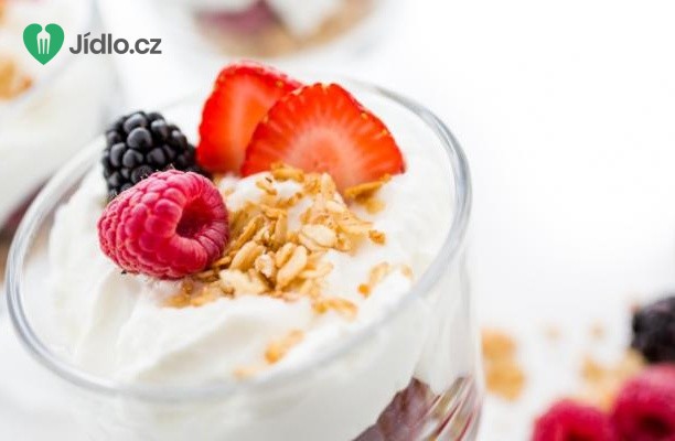 Jogurtový pohár s ovocem a cereáliemi recept