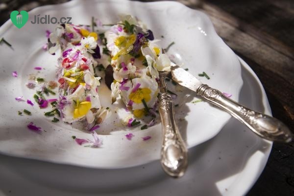Kozí sýr s jedlými květy recept