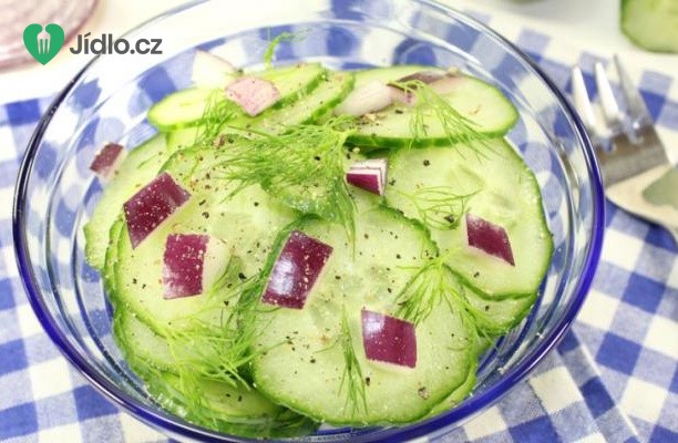 Okurkový salát s cibulí recept