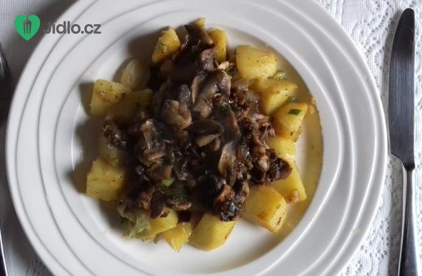 Opečené brambory na česneku s jarní cibulkou a žampiony recept