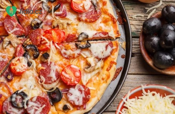 Salámová pizza s klobásou chorizo a  olivami recept