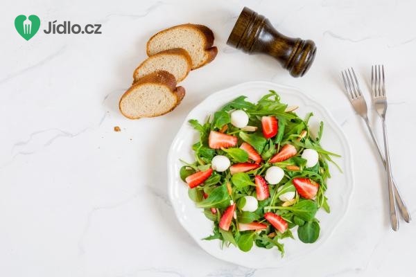 Špenátový salát s jahodami, chřestem a mozzarelou recept