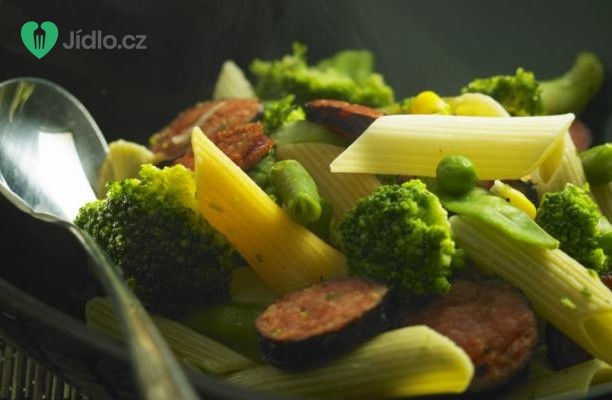 Těstoviny s brokolicí a kuřecími párky recept