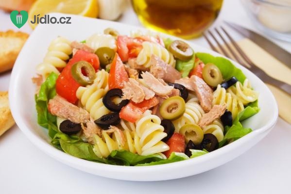 Těstovinový salát s tuňákem a olivami recept