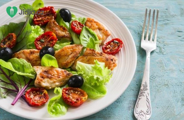 Zelený salát s olivami a kuřecími kousky recept