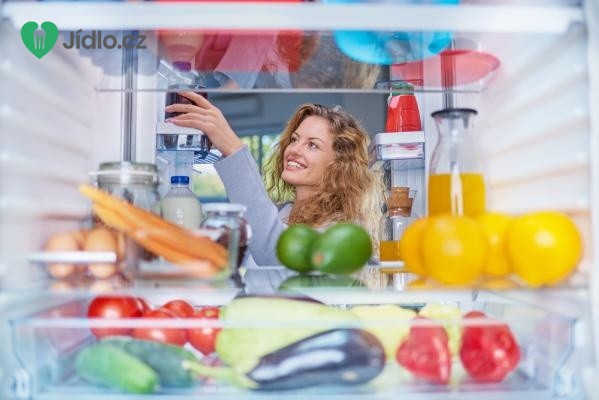 Jak uložit potraviny, aby zůstaly dlouho čerstvé? Zorganizujte lednici!