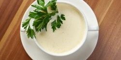 Květáková polévka s pórkem a s kořením Dukkah