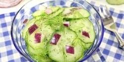 Okurkový salát s cibulí