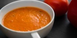 Rajčatová polévka s červenými paprikami