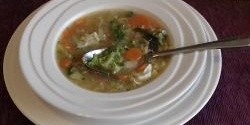 Zeleninová polévka s brokolicí, mrkví a bramborami