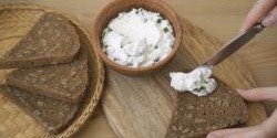 Domácí lučina: proč jíst skutečné potraviny a jak čerstvý sýr vyrobit 