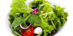 Zelené saláty jíme celé léto, ale známe je vlastně všechny?